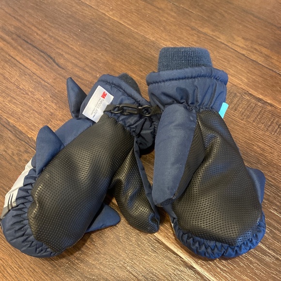 NEW 3M THINSULATE SHARK SNOW SKI WINTER GLOVES MITTENS FLEECE LINING SZ 4T-6T - Picture 5 of 7